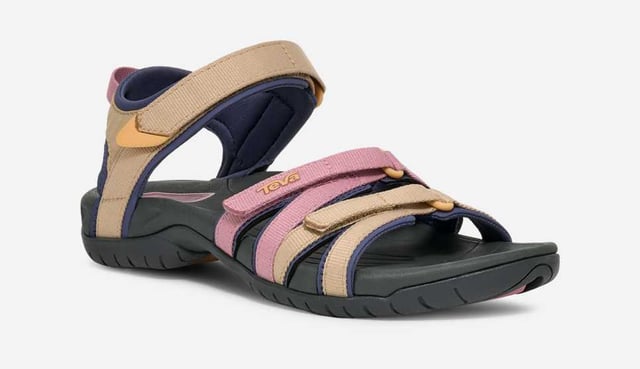 Fine tuned for your foot, the multi-purpose women’s Tirra brings crazy comfort to the adventure of your choosing.