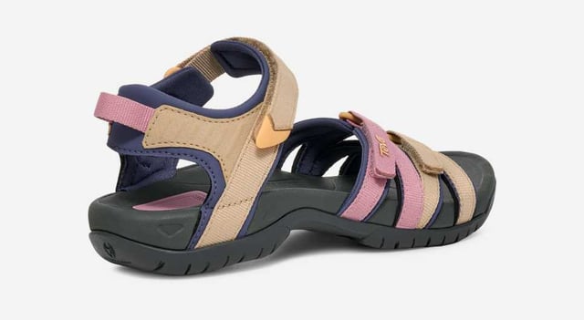 Fine tuned for your foot, the multi-purpose women’s Tirra brings crazy comfort to the adventure of your choosing.