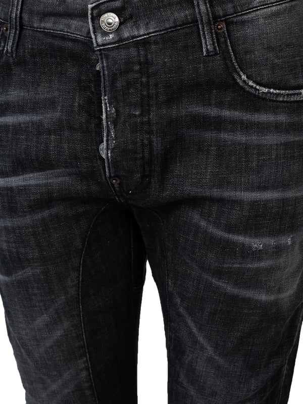 El corte ajustado de estos pantalones hace que resalten perfectamente la figura, añadiendo elegancia y confianza a quien los lleva.

Con una altura media que asegura comodidad y libertad de movimiento, combinando perfectamente confort con un look moderno.

Se abrochan con botones logotipados, que añaden carácter y una elegancia sutil, siendo también un elemento práctico y estiloso del acabado.

Con tres bolsillos en el frente y dos atrás, ofrecen mucho espacio para guardar los esenciales, manteniendo al mismo tiempo un aspecto pulcro.

Con costuras transversales en los muslos, que añaden un toque moderno, resaltando el diseño único y la precisión de la confección.

Con desgastes y un efecto de envejecido que les da un carácter único y un estilo casual, encajando perfectamente en las últimas tendencias de la moda.

Hechos de un tejido de alta calidad que asegura durabilidad y comodidad en el uso, haciendo que estos pantalones sean una pieza duradera.