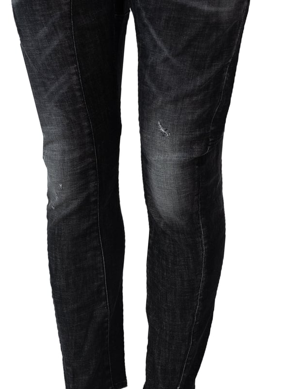 El corte ajustado de estos pantalones hace que resalten perfectamente la figura, añadiendo elegancia y confianza a quien los lleva.

Con una altura media que asegura comodidad y libertad de movimiento, combinando perfectamente confort con un look moderno.

Se abrochan con botones logotipados, que añaden carácter y una elegancia sutil, siendo también un elemento práctico y estiloso del acabado.

Con tres bolsillos en el frente y dos atrás, ofrecen mucho espacio para guardar los esenciales, manteniendo al mismo tiempo un aspecto pulcro.

Con costuras transversales en los muslos, que añaden un toque moderno, resaltando el diseño único y la precisión de la confección.

Con desgastes y un efecto de envejecido que les da un carácter único y un estilo casual, encajando perfectamente en las últimas tendencias de la moda.

Hechos de un tejido de alta calidad que asegura durabilidad y comodidad en el uso, haciendo que estos pantalones sean una pieza duradera.