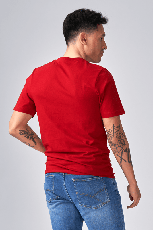 La camiseta de TeeShoppen es de TeeShoppen. La camiseta tiene un diseño elegante y un material delicioso. La camiseta es una opción obvia para cualquier conjunto y se puede usar durante todo el año. Si tienes camisetas en tu guardarropa, siempre tendrás la opción de crear un nuevo conjunto para mantener tu estilo a la altura durante toda la semana. Pero, por supuesto, necesitas camisetas que tengan el diseño adecuado si quieres lucir elegante y moderno todos los días de la semana. Y, contrariamente a la creencia popular, incluso es fácil encontrar camisetas con un diseño moderno y elegante. Ciertamente tenemos muchos de ellos aquí en TeeShoppen. Todas nuestras camisetas están hechas de excelentes materiales que son duraderos y cómodos de usar, para que sepas que tu nueva camiseta puede realizar cualquier tarea. Mira toda la colección de camisetas para hombre. Esta camiseta tiene el color rojo. Es un complemento perfecto para tu atuendo y guardarropa. ¿Qué talla es la camiseta? La camiseta se puede seleccionar en 6 tallas diferentes. Consulta y elige talla en "talla". Las tallas están adaptadas para hombres.
