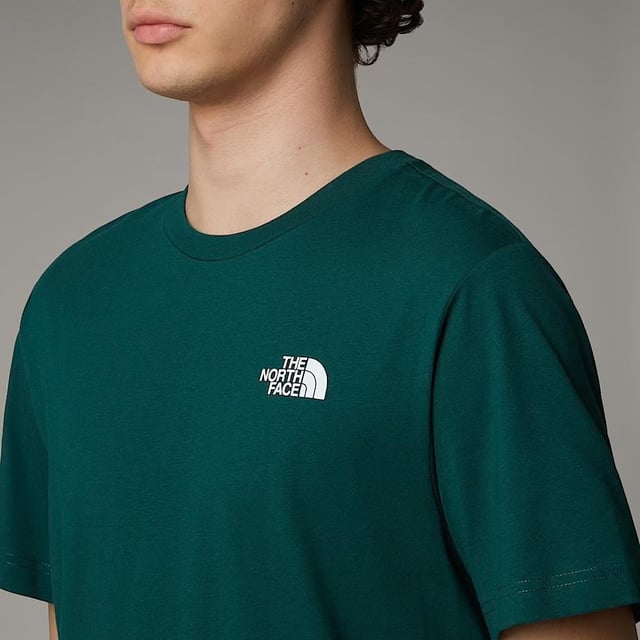 Regular fit: This garment is true to size for an easy, comfortable fit. Introduced in 2015 to celebrate the re-launch of our iconic Mountain Jacket, the Redbox Celebration T-Shirt has been so popular since then that it's become a permanent part of The North Face® collection. That's not surprising, really; being made from medium-weight 100% cotton, it's the definition of easy-going comfort. Fabric : 100% Cotton FEATURES Water-based central graphic on the back Ribbed collar TNF logo on the chest