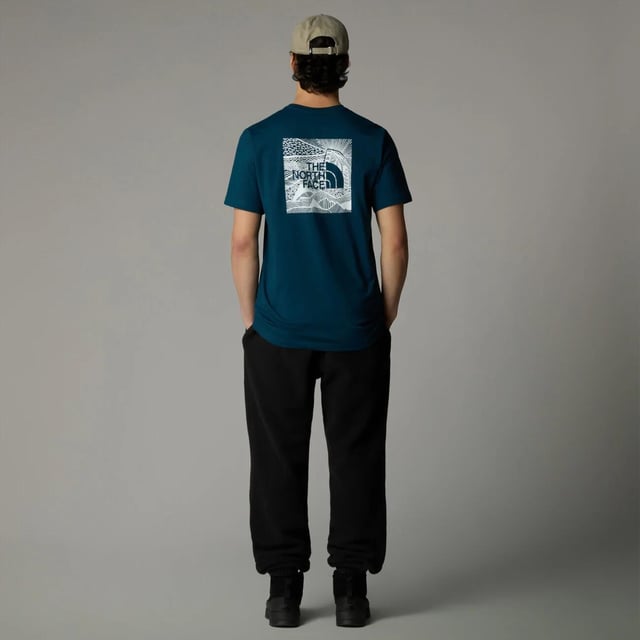 Regular fit: This garment is true to size for an easy, comfortable fit. Introduced in 2015 to celebrate the re-launch of our iconic Mountain Jacket, the Redbox Celebration T-Shirt has been so popular since then that it's become a permanent part of The North Face® collection. That's not surprising, really; being made from medium-weight 100% cotton, it's the definition of easy-going comfort. Fabric : 100% Cotton FEATURES Water-based central graphic on the back Ribbed collar TNF logo on the chest