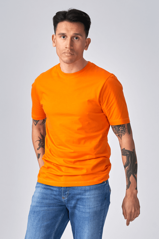 Camiseta de TeeShoppen. Esta es una camiseta confeccionada con un material cómodo y un diseño elegante de TeeShoppen. La camiseta es una opción obvia para cualquier conjunto y se puede usar durante todo el año. Con una camiseta en tu guardarropa, siempre tendrás muchas oportunidades de ponerte algo nuevo para mantener tu estilo a la altura todos los días de la semana. Pero si quieres que tu look sea elegante y moderno todos los días de la semana, obviamente necesitas camisetas con el diseño adecuado. Contrariamente a la creencia popular, puedes encontrar fácilmente camisetas que tengan un diseño moderno y elegante. Queremos resaltar eso aquí en TeeShoppen. Y tu nueva camiseta resistirá cualquier tarea, ya que nuestras camisetas son duraderas y cómodas de usar. Mira toda la colección de camisetas para hombre. La camiseta aparece aquí en naranja. Si tu estilo se ha vuelto un poco aburrido con el tiempo y te vendría bien un toque de color, la Camiseta Básica Orgánica - Naranja podría ser la elección obvia. ¿Qué talla es la camiseta? La camiseta se puede seleccionar en 6 tallas diferentes. Consulta y elige talla en "talla". Las tallas están adaptadas para hombres.