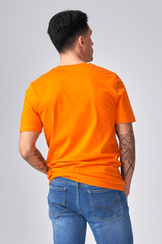 Camiseta de TeeShoppen. Esta es una camiseta confeccionada con un material cómodo y un diseño elegante de TeeShoppen. La camiseta es una opción obvia para cualquier conjunto y se puede usar durante todo el año. Con una camiseta en tu guardarropa, siempre tendrás muchas oportunidades de ponerte algo nuevo para mantener tu estilo a la altura todos los días de la semana. Pero si quieres que tu look sea elegante y moderno todos los días de la semana, obviamente necesitas camisetas con el diseño adecuado. Contrariamente a la creencia popular, puedes encontrar fácilmente camisetas que tengan un diseño moderno y elegante. Queremos resaltar eso aquí en TeeShoppen. Y tu nueva camiseta resistirá cualquier tarea, ya que nuestras camisetas son duraderas y cómodas de usar. Mira toda la colección de camisetas para hombre. La camiseta aparece aquí en naranja. Si tu estilo se ha vuelto un poco aburrido con el tiempo y te vendría bien un toque de color, la Camiseta Básica Orgánica - Naranja podría ser la elección obvia. ¿Qué talla es la camiseta? La camiseta se puede seleccionar en 6 tallas diferentes. Consulta y elige talla en "talla". Las tallas están adaptadas para hombres.