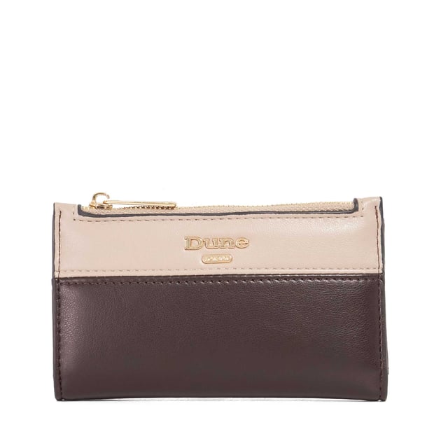 Designed for a streamlined profile, our Kennero purse opens to reveal slots for cards and receipts. Keep loose change in the zippered pocket. It's crafted in black, with a contrast tan trim and signature logo.