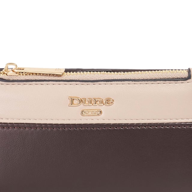 Designed for a streamlined profile, our Kennero purse opens to reveal slots for cards and receipts. Keep loose change in the zippered pocket. It's crafted in black, with a contrast tan trim and signature logo.