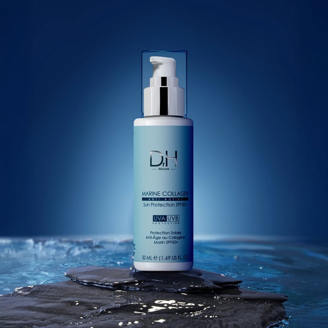 Dr H Anti-Aging Meereskollagen Sonnenschutz SPF 50 50ml x 2 Duo-Pack Entdecken Sie unsere Anti-Aging SPF 50 Tagescreme, die fachmännisch für jugendliche, geschützte Haut entwickelt wurde. Diese leichte Formel ist für alle Hauttypen geeignet und bietet essentielle Hydratation, während sie vor schädlichen UV-Strahlen schützt. Angereichert mit 1 % Hyaluronsäure, Sheabutter und Kollagen dringt sie tief ein, verbessert die Hautelastizität und nährt für ein weiches, pralles Erscheinungsbild. Schnell einziehend und ideal für den täglichen Gebrauch, bekämpft diese Feuchtigkeitscreme feine Linien und Sonnenschäden und sorgt dafür, dass Ihre Haut wunderschön hydratisiert bleibt. Vegan, tierversuchsfrei und dermatologisch getestet, ist sie frei von Parabenen und künstlichen Düften. Tragen Sie sie großzügig jeden Morgen auf die gereinigte Haut auf und wenden Sie sie nach Bedarf für optimalen Schutz erneut an. Kaufen Sie jetzt, um den verwandelnden Unterschied für Ihre Haut zu erleben!