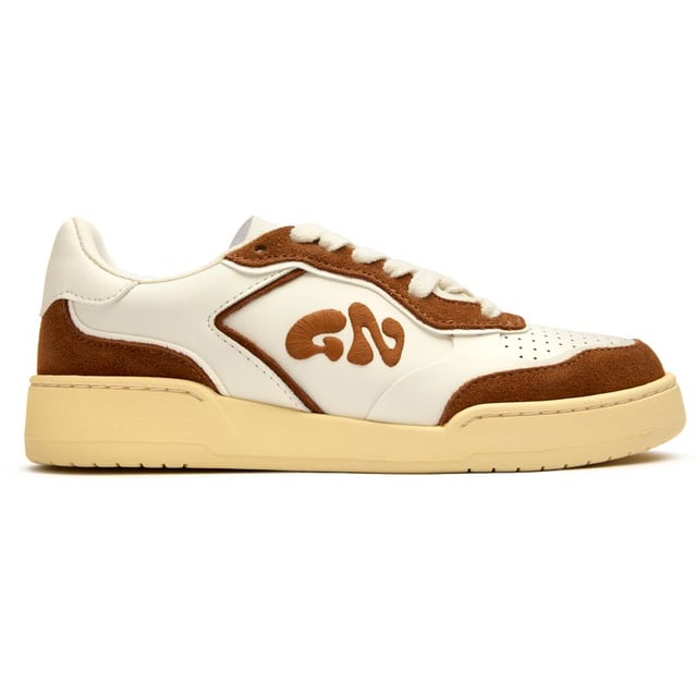 The Good News Mack trainers blend style with sustainability in a sleek white silhouette. Crafted from innovative bio plant materials and deadstock suede, these casual court shoes represent conscious fashion without compromising on aesthetics. The unique recycled rubber sole provides reliable traction, while the recycled foam insock ensures exceptional comfort throughout the day. With thoughtful details like the branded tongue and components made from agricultural waste, the Mack exemplifies Good News' commitment to eco-friendly footwear that looks as good as it feels.