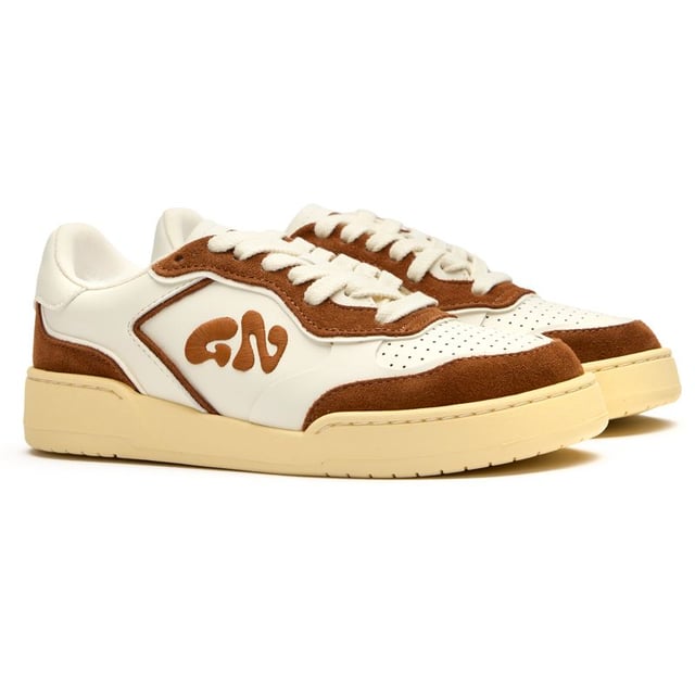 The Good News Mack trainers blend style with sustainability in a sleek white silhouette. Crafted from innovative bio plant materials and deadstock suede, these casual court shoes represent conscious fashion without compromising on aesthetics. The unique recycled rubber sole provides reliable traction, while the recycled foam insock ensures exceptional comfort throughout the day. With thoughtful details like the branded tongue and components made from agricultural waste, the Mack exemplifies Good News' commitment to eco-friendly footwear that looks as good as it feels.