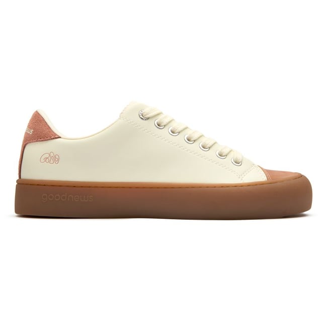 The Good News Slimer blends ethical consciousness with everyday style in these women's white court trainers. Crafted from bio plant materials with suede accents, they feature a minimalist design with a distinctive round toe shape that sets them apart from standard sneakers. The cushioned footbed and 100% recycled foam insole ensure all-day comfort, while the recycled rubber sole demonstrates Good News's commitment to sustainability. Perfect for the environmentally-minded woman who refuses to compromise on style or comfort.