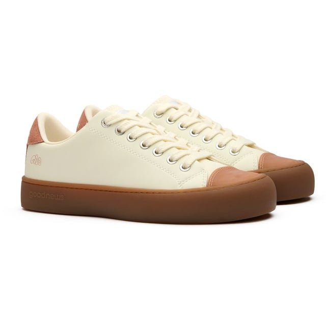 The Good News Slimer blends ethical consciousness with everyday style in these women's white court trainers. Crafted from bio plant materials with suede accents, they feature a minimalist design with a distinctive round toe shape that sets them apart from standard sneakers. The cushioned footbed and 100% recycled foam insole ensure all-day comfort, while the recycled rubber sole demonstrates Good News's commitment to sustainability. Perfect for the environmentally-minded woman who refuses to compromise on style or comfort.