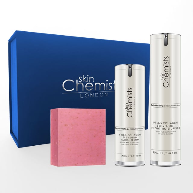 skinChemists Bee Venom Anti-Ageing Women's Deluxe Gift Set Discover the transformative power of our Bee Venom Anti-Ageing Women's Deluxe Gift Set, expertly formulated for all skin types to rejuvenate and nourish your complexion. Infused with the renowned anti-ageing properties of bee venom and honey, this luxurious kit effectively combats fine lines while delivering deep hydration for a youthful, radiant glow. Enriched with natural extracts, it revitalises dull skin, ensuring a smoother and plumper appearance. Suitable for sensitive skin and crafted to be vegan, cruelty-free, and free from harsh chemicals, this set is your perfect solution for achieving healthy, glowing skin. Treat yourself or a loved one this festive season and experience the beauty of revitalised skin. Shop now!