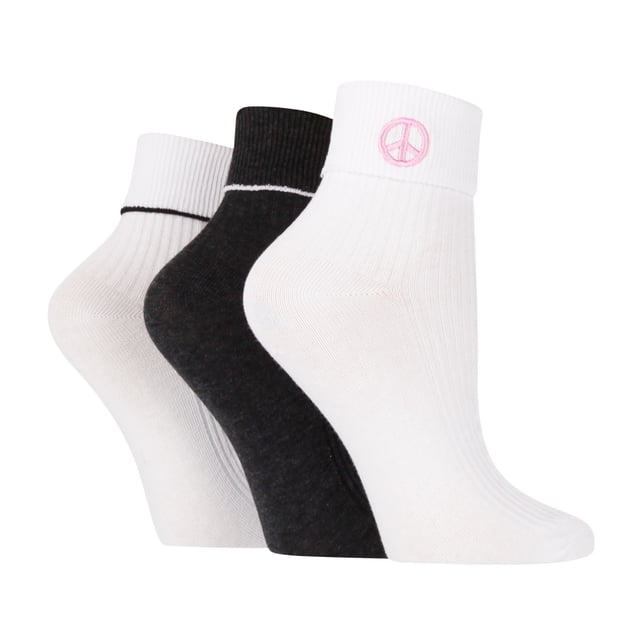 Wildfeet - Pack de 3 calcetines de lounge para mujeres con bordado: Con una variedad de opciones de motivos de bordado coloridos y puños doblados con contraste, estos tres pares de calcetines Wildfeet con diseño de vuelta tienen un gran estilo y serían un excelente regalo. Experimenta una comodidad máxima con estos calcetines suaves y transpirables, confeccionados con un tejido ligero rico en algodón que garantiza una suavidad óptima durante todo el día. La tela permite que el aire circule alrededor de tus pies, previniendo la acumulación de humedad y asegurando que tus pies se mantengan secos y cómodos incluso en los días más calurosos. Para una mayor durabilidad y resistencia, todos los pares de estos finos calcetines para mujeres tienen refuerzo en el talón y los dedos, lo que te brinda extra comodidad ya sea que estés relajándote en casa o saliendo. Wild Feet es una colección de calcetines que presenta diseños geniales, colores audaces y frases ingeniosas - ¡desde pugs y pingüinos, hasta leones y llamas! Elige entre una variedad de estilos para hombres y mujeres, desde calcetines formales hasta calcetines deportivos. ¡Incluso hay algunos estilos deportivos disponibles! Hay 2 diseños para elegir: Corazón o Paz. Vienen en una talla única para mujeres 4-8 UK, están hechos de 71% algodón, 26% poliéster, 3% elastano y son lavables a máquina. Detalles adicionales del producto: Calcetines de lounge Wildfeet para mujeres, con diseño de vuelta, fibras ricas en algodón, 3 pares por paquete, pierna acanalada, una gran idea de regalo, patrones bordados, suaves y transpirables, talla única: 4-8 UK, lavables a máquina.