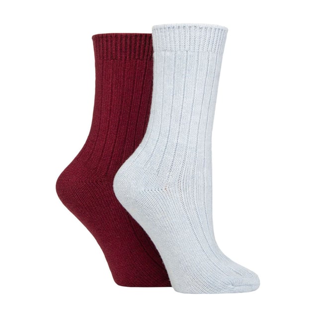 Wildfeet - Paquete de 2 pares de calcetines de cama de cashmere para mujeres: En una suave y acogedora mezcla que incluye lujoso cashmere, lana natural y viscosa, estos calcetines de cashmere Wildfeet para mujeres son el acompañamiento ideal para tu día, ya sea que estés caminando por el frío o acurrucada en casa en el sofá. La mezcla de fibras de lana y viscosa (de bambú) se utiliza para hacer que estos calcetines sean más prácticos y duraderos que solo el cashmere, pero mantienen su transpirabilidad, capacidades aislantes y de control de humedad. También tienen un cañón acanalado para mayor comodidad, vienen en un paquete doble, tienen un grosor de media y son de longitud normal, lo que los convierte en una gran opción para todos tus zapatos y botas de ocio, aportando un poco de lujo y comodidad a cada uno de tus conjuntos. Estos dos pares de calcetines de cashmere Wildfeet vienen atractivamente envueltos con un lazo de cinta de satén, lo que los hace ideales para regalar a amigos o familiares. Wild Feet es una línea de calcetines que presenta diseños geniales, colores audaces y frases llamativas, ¡desde pugs y pingüinos hasta leones y llamas! Hay 14 colores para elegir. Vienen en una talla única para mujeres 4-8 UK, están hechos de 37% lana, 27% viscosa, 24% poliamida, 11% cashmere y 1% elastano, y son lavables a máquina. Detalles adicionales del producto: Calcetines de cama Wildfeet para mujeres, mezcla de fibras de lana y cashmere, 14 opciones de colores geniales, hechos para relajar, piernas acanaladas, 2 pares por paquete, una gran idea de regalo, el relleno ideal para medias.