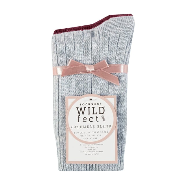 Wildfeet - Paquete de 2 pares de calcetines de cama de cashmere para mujeres: En una suave y acogedora mezcla que incluye lujoso cashmere, lana natural y viscosa, estos calcetines de cashmere Wildfeet para mujeres son el acompañamiento ideal para tu día, ya sea que estés caminando por el frío o acurrucada en casa en el sofá. La mezcla de fibras de lana y viscosa (de bambú) se utiliza para hacer que estos calcetines sean más prácticos y duraderos que solo el cashmere, pero mantienen su transpirabilidad, capacidades aislantes y de control de humedad. También tienen un cañón acanalado para mayor comodidad, vienen en un paquete doble, tienen un grosor de media y son de longitud normal, lo que los convierte en una gran opción para todos tus zapatos y botas de ocio, aportando un poco de lujo y comodidad a cada uno de tus conjuntos. Estos dos pares de calcetines de cashmere Wildfeet vienen atractivamente envueltos con un lazo de cinta de satén, lo que los hace ideales para regalar a amigos o familiares. Wild Feet es una línea de calcetines que presenta diseños geniales, colores audaces y frases llamativas, ¡desde pugs y pingüinos hasta leones y llamas! Hay 14 colores para elegir. Vienen en una talla única para mujeres 4-8 UK, están hechos de 37% lana, 27% viscosa, 24% poliamida, 11% cashmere y 1% elastano, y son lavables a máquina. Detalles adicionales del producto: Calcetines de cama Wildfeet para mujeres, mezcla de fibras de lana y cashmere, 14 opciones de colores geniales, hechos para relajar, piernas acanaladas, 2 pares por paquete, una gran idea de regalo, el relleno ideal para medias.
