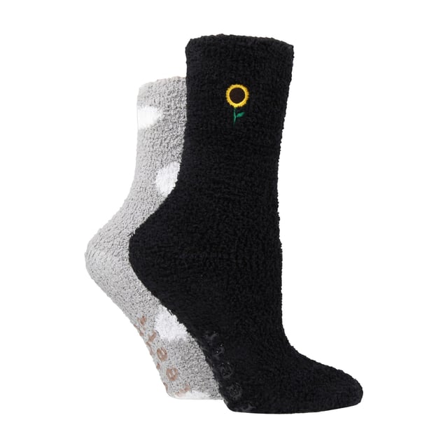 Wildfeet - Paquete de 2 pares de calcetines de salón para damas: Los calcetines de salón cómodos Wildfeet ofrecen una idea de regalo cálida y atractiva para alguien que ama una mezcla de humor y confort. Descubre el diseño único de estos calcetines de salón para damas con un fantástico patrón original. El original patrón de estos calcetines los convierte en una idea de regalo fresca y única para cualquiera que ama los calcetines eclécticos o incluso para aquellos que buscan algo diferente para aconchegarse. ¡Son perfectos para añadir a tus rellenos de calcetín navideño! Los calcetines están diseñados para la comodidad y hechos de un material térmico grueso para esos fríos días y noches de invierno. Te prometemos que sentirás la diferencia en el momento en que te los pongas. Estos calcetines de salón vienen en una talla, 41, que se adapta a la mayoría de las damas y están disponibles en un divertido diseño original. Están diseñados para todas las increíbles damas que aman mantener sus pies calientes sin comprometer el estilo. Nacida en China, Wildfeet se dedica a celebrar todo lo peculiar, divertido y acogedor. Cada paquete incluye 2 pares, asegurando que nunca te quedes fuera en el frío. Detalles extra del producto: Calcetines de salón cómodos Wildfeet Diseño de patrón original Material térmico grueso Idea de regalo divertida y única Talla 41 Sensación cálida y despreocupada Material grueso y acogedor 2 pares por paquete Disponible en talla única para damas Perfectos para el clima de otoño/invierno.