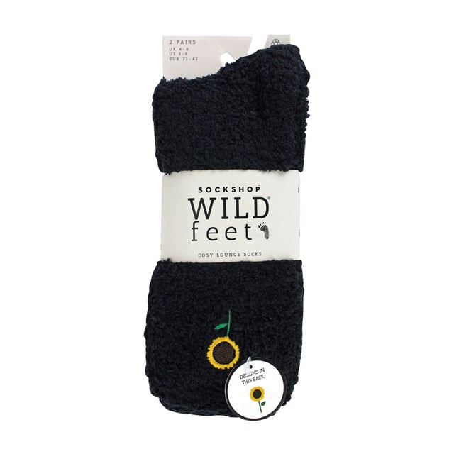 Wildfeet - Paquete de 2 pares de calcetines de salón para damas: Los calcetines de salón cómodos Wildfeet ofrecen una idea de regalo cálida y atractiva para alguien que ama una mezcla de humor y confort. Descubre el diseño único de estos calcetines de salón para damas con un fantástico patrón original. El original patrón de estos calcetines los convierte en una idea de regalo fresca y única para cualquiera que ama los calcetines eclécticos o incluso para aquellos que buscan algo diferente para aconchegarse. ¡Son perfectos para añadir a tus rellenos de calcetín navideño! Los calcetines están diseñados para la comodidad y hechos de un material térmico grueso para esos fríos días y noches de invierno. Te prometemos que sentirás la diferencia en el momento en que te los pongas. Estos calcetines de salón vienen en una talla, 41, que se adapta a la mayoría de las damas y están disponibles en un divertido diseño original. Están diseñados para todas las increíbles damas que aman mantener sus pies calientes sin comprometer el estilo. Nacida en China, Wildfeet se dedica a celebrar todo lo peculiar, divertido y acogedor. Cada paquete incluye 2 pares, asegurando que nunca te quedes fuera en el frío. Detalles extra del producto: Calcetines de salón cómodos Wildfeet Diseño de patrón original Material térmico grueso Idea de regalo divertida y única Talla 41 Sensación cálida y despreocupada Material grueso y acogedor 2 pares por paquete Disponible en talla única para damas Perfectos para el clima de otoño/invierno.