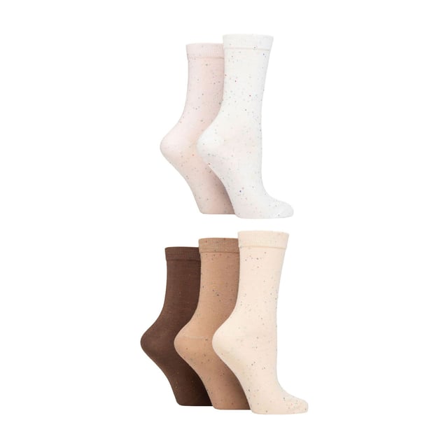 Wildfeet - Pack de 5 Calcetines de Mujer con Patrón Jacquard: Completa los espacios en tu cajón de calcetines con el color brillante y la diversión de estos Calcetines de Bambú Wildfeet. Cada paquete incluye cinco pares de estos suaves calcetines de bambú de gama fina para mujer, en una mezcla de colores y patrones juguetones ideales para uso casual. Perfectos para todos, y especialmente para quienes tienen piel delicada o sensible, estos calcetines de bambú son sedosos al tacto, súper suaves y gentiles. Ideales para el uso diario, mantienen los pies suaves y cómodos. Wild Feet es una gama de calcetines que presentan diseños geniales, colores audaces y frases ingeniosas - ¡desde perros pug y pingüinos, hasta leones y llamas! Elige entre una variedad de estilos para hombres y mujeres, desde calcetines de vestir hasta calcetines deportivos. ¡Incluso hay algunos estilos deportivos disponibles! Estos calcetines están disponibles en 5 patrones: Leopardo, Flores, Puntos, Arcoíris o Lunares. Vienen en una sola talla: Mujeres 4-8 UK, están hechos de 70% Viscosa (de Bambú), 28% Poliéster, 2% Elastano y son lavables a máquina. Detalles adicionales del producto: Calcetines Wildfeet para mujeres Estilo de caña Fibra rica en bambú 5 pares por paquete Perfectos para piel sensible Ideales para el uso diario 5 opciones de patrones Control de humedad Suaves y transpirables Una talla: 4-8 UK Lavable a máquina.