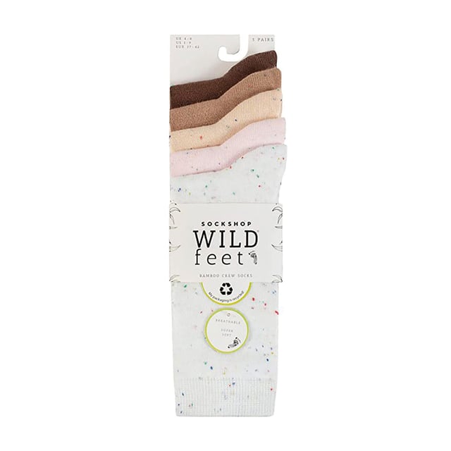 Wildfeet - Pack de 5 Calcetines de Mujer con Patrón Jacquard: Completa los espacios en tu cajón de calcetines con el color brillante y la diversión de estos Calcetines de Bambú Wildfeet. Cada paquete incluye cinco pares de estos suaves calcetines de bambú de gama fina para mujer, en una mezcla de colores y patrones juguetones ideales para uso casual. Perfectos para todos, y especialmente para quienes tienen piel delicada o sensible, estos calcetines de bambú son sedosos al tacto, súper suaves y gentiles. Ideales para el uso diario, mantienen los pies suaves y cómodos. Wild Feet es una gama de calcetines que presentan diseños geniales, colores audaces y frases ingeniosas - ¡desde perros pug y pingüinos, hasta leones y llamas! Elige entre una variedad de estilos para hombres y mujeres, desde calcetines de vestir hasta calcetines deportivos. ¡Incluso hay algunos estilos deportivos disponibles! Estos calcetines están disponibles en 5 patrones: Leopardo, Flores, Puntos, Arcoíris o Lunares. Vienen en una sola talla: Mujeres 4-8 UK, están hechos de 70% Viscosa (de Bambú), 28% Poliéster, 2% Elastano y son lavables a máquina. Detalles adicionales del producto: Calcetines Wildfeet para mujeres Estilo de caña Fibra rica en bambú 5 pares por paquete Perfectos para piel sensible Ideales para el uso diario 5 opciones de patrones Control de humedad Suaves y transpirables Una talla: 4-8 UK Lavable a máquina.