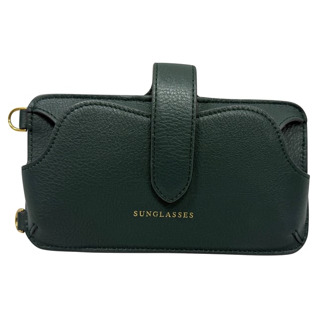 Rekommenderat försäljningspris
Förhöj dina vardagliga nödvändigheter med **Anya Hindmarch Nastro Phone Pouch on Strap i Olive Leather**, som kombinerar elegant funktionalitet med tidlös brittisk stil. Tillverkad av lyxigt olivfärgat läder med diskreta banddetaljer, förvarar den perfekt din telefon och småsaker samtidigt som du har händerna fria. **Stylingtips:** Bär den crossbody-modell över en krispig vit t-shirt och skräddarsydda joggingbyxor för en avslappnad cool vardagslook, eller kombinera den med en minimalistisk midiklänning och ankelboots för en raffinerad färgklick.

Anya Hindmarch Nastro Phone Pouch on Strap i Olive Leather

Skick: Utmärkt
Tecken på slitage: Inga synliga tecken på slitage
Förpackning: Inga
Färg: Grön | olivgrön
Material: Läder | läder
Storlek: One Size | One Size
Mått: Handtagshöjd: 120 mm; Remlängd: 1160 mm
SKU: TONPUGBBA524174W