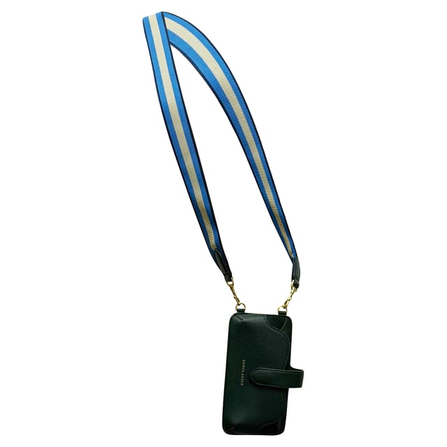Rekommenderat försäljningspris
Förhöj dina vardagliga nödvändigheter med **Anya Hindmarch Nastro Phone Pouch on Strap i Olive Leather**, som kombinerar elegant funktionalitet med tidlös brittisk stil. Tillverkad av lyxigt olivfärgat läder med diskreta banddetaljer, förvarar den perfekt din telefon och småsaker samtidigt som du har händerna fria. **Stylingtips:** Bär den crossbody-modell över en krispig vit t-shirt och skräddarsydda joggingbyxor för en avslappnad cool vardagslook, eller kombinera den med en minimalistisk midiklänning och ankelboots för en raffinerad färgklick.

Anya Hindmarch Nastro Phone Pouch on Strap i Olive Leather

Skick: Utmärkt
Tecken på slitage: Inga synliga tecken på slitage
Förpackning: Inga
Färg: Grön | olivgrön
Material: Läder | läder
Storlek: One Size | One Size
Mått: Handtagshöjd: 120 mm; Remlängd: 1160 mm
SKU: TONPUGBBA524174W