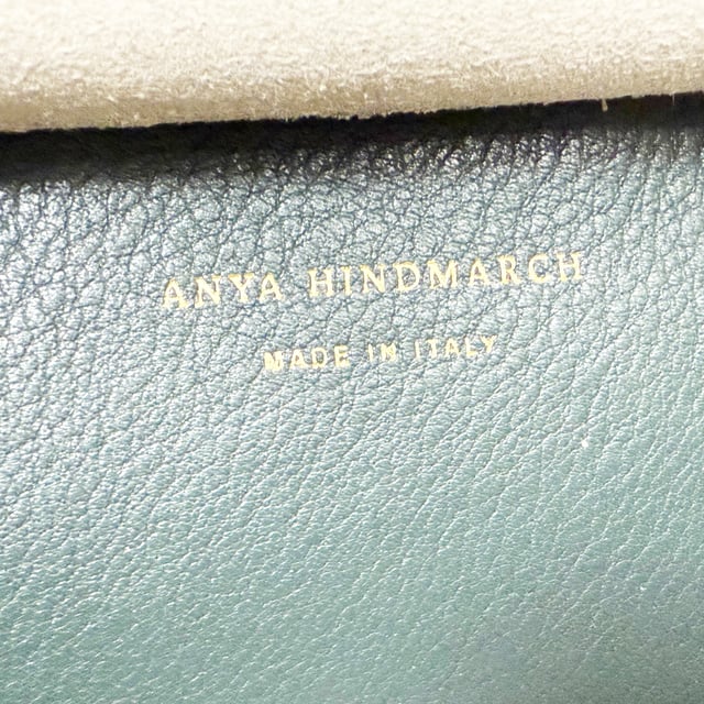 Rekommenderat försäljningspris
Förhöj dina vardagliga nödvändigheter med **Anya Hindmarch Nastro Phone Pouch on Strap i Olive Leather**, som kombinerar elegant funktionalitet med tidlös brittisk stil. Tillverkad av lyxigt olivfärgat läder med diskreta banddetaljer, förvarar den perfekt din telefon och småsaker samtidigt som du har händerna fria. **Stylingtips:** Bär den crossbody-modell över en krispig vit t-shirt och skräddarsydda joggingbyxor för en avslappnad cool vardagslook, eller kombinera den med en minimalistisk midiklänning och ankelboots för en raffinerad färgklick.

Anya Hindmarch Nastro Phone Pouch on Strap i Olive Leather

Skick: Utmärkt
Tecken på slitage: Inga synliga tecken på slitage
Förpackning: Inga
Färg: Grön | olivgrön
Material: Läder | läder
Storlek: One Size | One Size
Mått: Handtagshöjd: 120 mm; Remlängd: 1160 mm
SKU: TONPUGBBA524174W