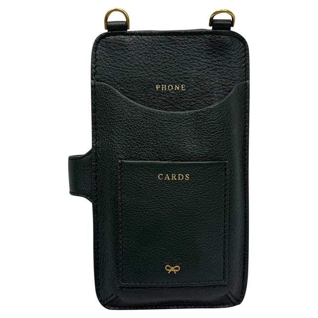 Rekommenderat försäljningspris
Förhöj dina vardagliga nödvändigheter med **Anya Hindmarch Nastro Phone Pouch on Strap i Olive Leather**, som kombinerar elegant funktionalitet med tidlös brittisk stil. Tillverkad av lyxigt olivfärgat läder med diskreta banddetaljer, förvarar den perfekt din telefon och småsaker samtidigt som du har händerna fria. **Stylingtips:** Bär den crossbody-modell över en krispig vit t-shirt och skräddarsydda joggingbyxor för en avslappnad cool vardagslook, eller kombinera den med en minimalistisk midiklänning och ankelboots för en raffinerad färgklick.

Anya Hindmarch Nastro Phone Pouch on Strap i Olive Leather

Skick: Utmärkt
Tecken på slitage: Inga synliga tecken på slitage
Förpackning: Inga
Färg: Grön | olivgrön
Material: Läder | läder
Storlek: One Size | One Size
Mått: Handtagshöjd: 120 mm; Remlängd: 1160 mm
SKU: TONPUGBBA524174W