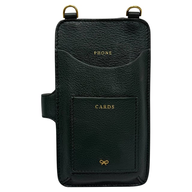 Rekommenderat försäljningspris
Förhöj dina vardagliga nödvändigheter med **Anya Hindmarch Nastro Phone Pouch on Strap i Olive Leather**, som kombinerar elegant funktionalitet med tidlös brittisk stil. Tillverkad av lyxigt olivfärgat läder med diskreta banddetaljer, förvarar den perfekt din telefon och småsaker samtidigt som du har händerna fria. **Stylingtips:** Bär den crossbody-modell över en krispig vit t-shirt och skräddarsydda joggingbyxor för en avslappnad cool vardagslook, eller kombinera den med en minimalistisk midiklänning och ankelboots för en raffinerad färgklick.

Anya Hindmarch Nastro Phone Pouch on Strap i Olive Leather

Skick: Utmärkt
Tecken på slitage: Inga synliga tecken på slitage
Förpackning: Inga
Färg: Grön | olivgrön
Material: Läder | läder
Storlek: One Size | One Size
Mått: Handtagshöjd: 120 mm; Remlängd: 1160 mm
SKU: TONPUGBBA524174W