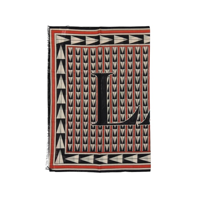 Composition: 100% Wool  

Fringe finish
Hand wash
Contrast logo detail
Geometrical pattern
Length 200 cm
Height 70 cm
Made in  Italy
Gender: WOMEN
Product code: 6L7020 SP532_4
Barcode: 8051164242593
Code: ACC LN 2 SV SS24 11100
 Measurments:  length: 2000 mm height: 700 mm
