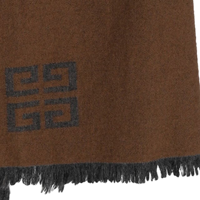 VINTAGE, RRP AS NEW
Wrap yourself in luxury with the Givenchy Monogram Fringed Reversible Scarf, crafted in soft wool and showcasing the iconic logo in versatile grey and brown tones. The reversible design offers two chic looks in one, finished with delicate fringe detailing for a touch of texture. **Styling tip:** Drape it over a tailored coat or belt it at the waist over a neutral sweater dress for effortless cold-weather sophistication.

Givenchy Monogram Fringed Reversible Scarf in Grey and Brown Wool

Condition: Excellent
Signs of wear:  No sign of wear.
Packaging: None
Color: Grey
Material: Wool
Size: One Size | One Size
Measurements: Height: 1840; Length: 450
SKU: TONPUDEAC507957W
