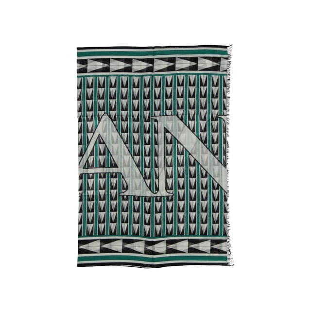 Composition: 100% Wool  

Dry clean
Fringe finish
Contrast logo detail
Length 200 cm
Height 70 cm
Made in  Italy
Gender: WOMEN
Product code: 6L7020 SP532_1
Barcode: 8051164184848
Code: ACC LN 2 SV FW P00014 1525
 Measurments:  length: 2000 mm height: 700 mm