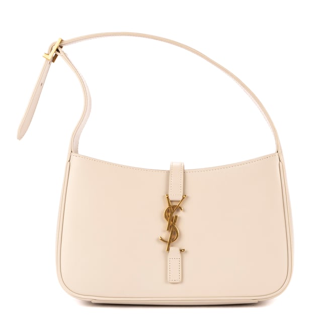 Yves Saint Laurent Bolsas 5 A 7  Bolso en Marfil Piel de becerro y Oro hardware. El producto esta en Perfectas Condiciones (AA).
  Dimensiones: 24x15x6 cm 
  Accesorios incluidos: None
  
  BrandCo Paris encuentra artículos raros y en las mejores condiciones a precios increíbles. ¡Vale la pena tener paciencia! Compra con confianza: todos los artículos de BrandCo Paris son seleccionados y autenticados cuidadosamente por nuestro equipo de expertos.
  Todos los artículos vienen con un certificado de autenticidad y un embalaje entregado por BrandCo Paris.
  Tabla de clasificación de la condición del artículo
  N (como nuevo)
  AA (perfecto estado)
  A (excelente estado)
  AB (muy buen estado)
  B (bueno/regular)