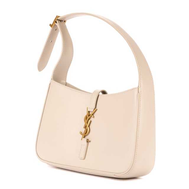 Yves Saint Laurent Bolsas 5 A 7  Bolso en Marfil Piel de becerro y Oro hardware. El producto esta en Perfectas Condiciones (AA).
  Dimensiones: 24x15x6 cm 
  Accesorios incluidos: None
  
  BrandCo Paris encuentra artículos raros y en las mejores condiciones a precios increíbles. ¡Vale la pena tener paciencia! Compra con confianza: todos los artículos de BrandCo Paris son seleccionados y autenticados cuidadosamente por nuestro equipo de expertos.
  Todos los artículos vienen con un certificado de autenticidad y un embalaje entregado por BrandCo Paris.
  Tabla de clasificación de la condición del artículo
  N (como nuevo)
  AA (perfecto estado)
  A (excelente estado)
  AB (muy buen estado)
  B (bueno/regular)