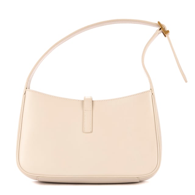 Yves Saint Laurent Bolsas 5 A 7  Bolso en Marfil Piel de becerro y Oro hardware. El producto esta en Perfectas Condiciones (AA).
  Dimensiones: 24x15x6 cm 
  Accesorios incluidos: None
  
  BrandCo Paris encuentra artículos raros y en las mejores condiciones a precios increíbles. ¡Vale la pena tener paciencia! Compra con confianza: todos los artículos de BrandCo Paris son seleccionados y autenticados cuidadosamente por nuestro equipo de expertos.
  Todos los artículos vienen con un certificado de autenticidad y un embalaje entregado por BrandCo Paris.
  Tabla de clasificación de la condición del artículo
  N (como nuevo)
  AA (perfecto estado)
  A (excelente estado)
  AB (muy buen estado)
  B (bueno/regular)