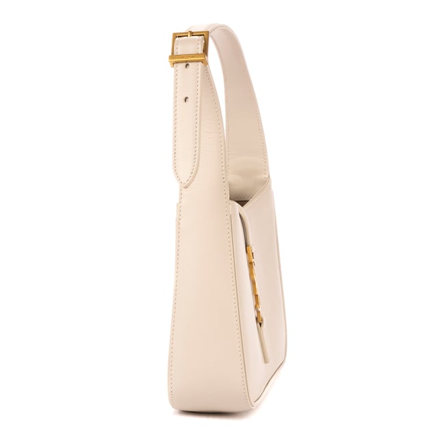 Yves Saint Laurent Bolsas 5 A 7  Bolso en Marfil Piel de becerro y Oro hardware. El producto esta en Perfectas Condiciones (AA).
  Dimensiones: 24x15x6 cm 
  Accesorios incluidos: None
  
  BrandCo Paris encuentra artículos raros y en las mejores condiciones a precios increíbles. ¡Vale la pena tener paciencia! Compra con confianza: todos los artículos de BrandCo Paris son seleccionados y autenticados cuidadosamente por nuestro equipo de expertos.
  Todos los artículos vienen con un certificado de autenticidad y un embalaje entregado por BrandCo Paris.
  Tabla de clasificación de la condición del artículo
  N (como nuevo)
  AA (perfecto estado)
  A (excelente estado)
  AB (muy buen estado)
  B (bueno/regular)