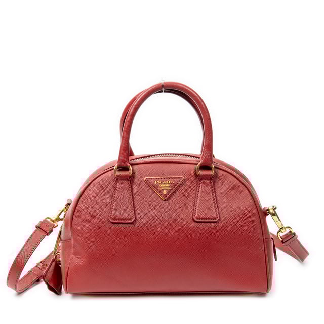 Prada Taschen Small Dome Top Handle  Handtasche und Rot Kalbsleder und Gold hardware. Das Produkt ist auf in ausgezeichnetem Zustand (A).
  Abmessungen: 25x16x11 cm 
  Zubehör inklusive: Strap; Cadenas and Keys in Clochette
  Äußere Hinweise: Schrammen an den unteren Ecken
Hardware-Hinweise: Leicht verfärbt
  BrandCo Paris hat seltene Artikel und die besten Konditionen zu unglaublichen Preisen vorgestellt. Geduld lohnt sich! Kaufen Sie mit Vertrauen: Alle Artikel von BrandCo Paris sind von unserem Expertenteam ausgewählt und authentisch.
  Alle Artikel enthalten ein Echtheitszertifikat und wurden von BrandCo Paris übernommen.
  Tabelle zur Klassifizierung des Artikelzustands
  N (wie neu)
  AA (perfekter Zustand)
  A (ausgezeichneter Zustand)
  AB (sehr guter Zustand)
  B (gut/mittelmäßig)