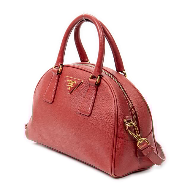 Prada Taschen Small Dome Top Handle  Handtasche und Rot Kalbsleder und Gold hardware. Das Produkt ist auf in ausgezeichnetem Zustand (A).
  Abmessungen: 25x16x11 cm 
  Zubehör inklusive: Strap; Cadenas and Keys in Clochette
  Äußere Hinweise: Schrammen an den unteren Ecken
Hardware-Hinweise: Leicht verfärbt
  BrandCo Paris hat seltene Artikel und die besten Konditionen zu unglaublichen Preisen vorgestellt. Geduld lohnt sich! Kaufen Sie mit Vertrauen: Alle Artikel von BrandCo Paris sind von unserem Expertenteam ausgewählt und authentisch.
  Alle Artikel enthalten ein Echtheitszertifikat und wurden von BrandCo Paris übernommen.
  Tabelle zur Klassifizierung des Artikelzustands
  N (wie neu)
  AA (perfekter Zustand)
  A (ausgezeichneter Zustand)
  AB (sehr guter Zustand)
  B (gut/mittelmäßig)