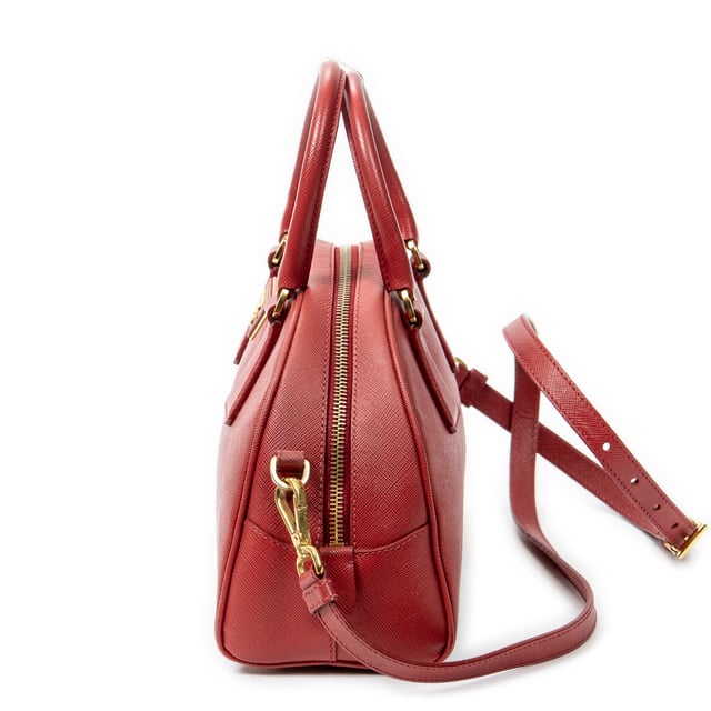 Prada Taschen Small Dome Top Handle  Handtasche und Rot Kalbsleder und Gold hardware. Das Produkt ist auf in ausgezeichnetem Zustand (A).
  Abmessungen: 25x16x11 cm 
  Zubehör inklusive: Strap; Cadenas and Keys in Clochette
  Äußere Hinweise: Schrammen an den unteren Ecken
Hardware-Hinweise: Leicht verfärbt
  BrandCo Paris hat seltene Artikel und die besten Konditionen zu unglaublichen Preisen vorgestellt. Geduld lohnt sich! Kaufen Sie mit Vertrauen: Alle Artikel von BrandCo Paris sind von unserem Expertenteam ausgewählt und authentisch.
  Alle Artikel enthalten ein Echtheitszertifikat und wurden von BrandCo Paris übernommen.
  Tabelle zur Klassifizierung des Artikelzustands
  N (wie neu)
  AA (perfekter Zustand)
  A (ausgezeichneter Zustand)
  AB (sehr guter Zustand)
  B (gut/mittelmäßig)