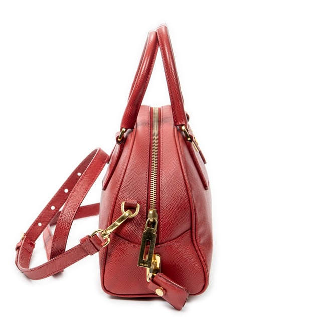 Prada Taschen Small Dome Top Handle  Handtasche und Rot Kalbsleder und Gold hardware. Das Produkt ist auf in ausgezeichnetem Zustand (A).
  Abmessungen: 25x16x11 cm 
  Zubehör inklusive: Strap; Cadenas and Keys in Clochette
  Äußere Hinweise: Schrammen an den unteren Ecken
Hardware-Hinweise: Leicht verfärbt
  BrandCo Paris hat seltene Artikel und die besten Konditionen zu unglaublichen Preisen vorgestellt. Geduld lohnt sich! Kaufen Sie mit Vertrauen: Alle Artikel von BrandCo Paris sind von unserem Expertenteam ausgewählt und authentisch.
  Alle Artikel enthalten ein Echtheitszertifikat und wurden von BrandCo Paris übernommen.
  Tabelle zur Klassifizierung des Artikelzustands
  N (wie neu)
  AA (perfekter Zustand)
  A (ausgezeichneter Zustand)
  AB (sehr guter Zustand)
  B (gut/mittelmäßig)