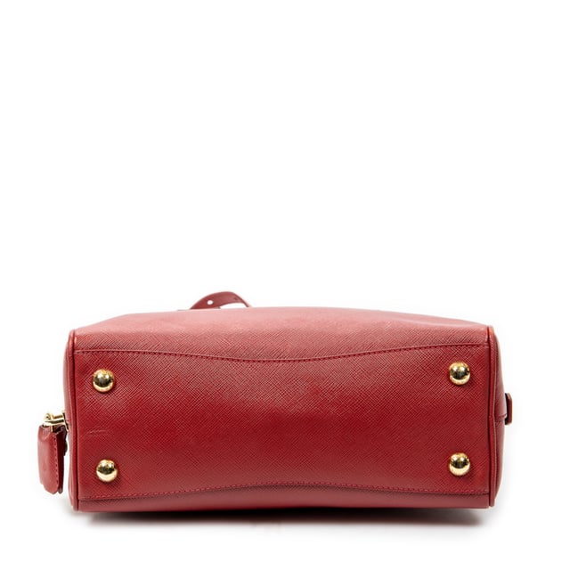 Prada Taschen Small Dome Top Handle  Handtasche und Rot Kalbsleder und Gold hardware. Das Produkt ist auf in ausgezeichnetem Zustand (A).
  Abmessungen: 25x16x11 cm 
  Zubehör inklusive: Strap; Cadenas and Keys in Clochette
  Äußere Hinweise: Schrammen an den unteren Ecken
Hardware-Hinweise: Leicht verfärbt
  BrandCo Paris hat seltene Artikel und die besten Konditionen zu unglaublichen Preisen vorgestellt. Geduld lohnt sich! Kaufen Sie mit Vertrauen: Alle Artikel von BrandCo Paris sind von unserem Expertenteam ausgewählt und authentisch.
  Alle Artikel enthalten ein Echtheitszertifikat und wurden von BrandCo Paris übernommen.
  Tabelle zur Klassifizierung des Artikelzustands
  N (wie neu)
  AA (perfekter Zustand)
  A (ausgezeichneter Zustand)
  AB (sehr guter Zustand)
  B (gut/mittelmäßig)