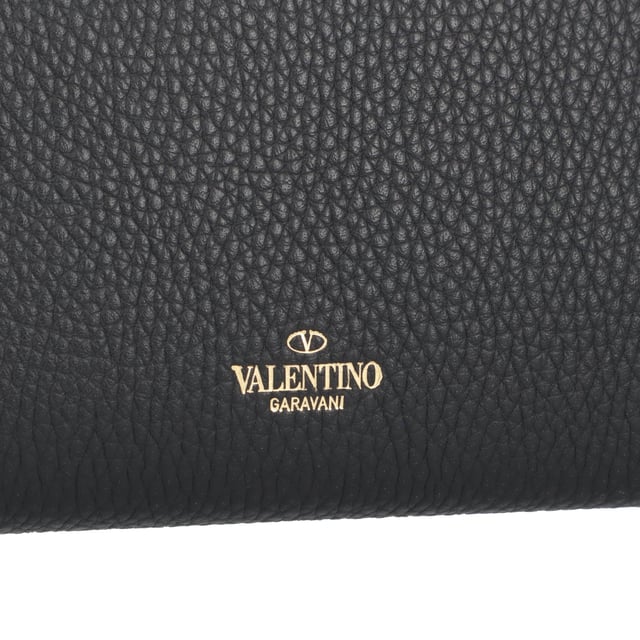 - Calfskin rockstud handbag by valentino garavani, grained leather design, beading made with the brand's iconic studs applied on front and back, front closure by swivel, iconic brand monogram printed in pressure and contrasting on back, removable chain shoulder strap, contrasting studded leather top handle.
- Made in Italy
- Dimensions: W 19 x H 10 x D 4 cm Measurments:  width: 40 mm length: 190 mm height: 100 mm