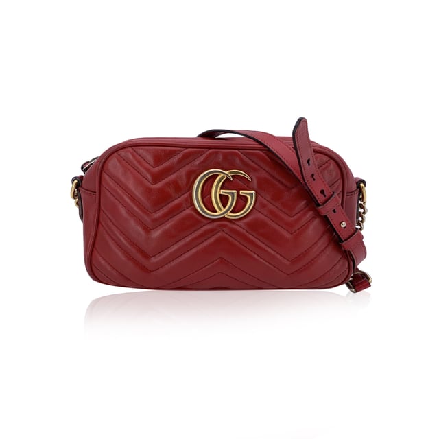 Empfohlener Verkaufspreis
Diese wunderschöne Tasche wird mit einem Qualitätzertifikat von Entrupy geliefert. Das Zertifikat wird ohne weitere Kosten zur Verfügung gestellt. Tauchen Sie ein in zeitlose italienische Eleganz mit dieser kleinen Gucci GG Marmont Schultertasche – ein begehrtes Symbol aus der gefeierten Marmont-Linie des Hauses. Die Tasche aus weichem rotem Matelassé-Leder zeigt das charakteristische Chevron-Motiv von Gucci, das dezent durch ein aufgenähtes GG-Logo auf der Rückseite unterbrochen wird – eine diskrete Anspielung auf das geschichtsträchtige Erbe der Marke. Auf der Vorderseite verleiht das goldfarbene GG-Emblem genau den richtigen Hauch von kühnem Luxus, während der Reißverschluss oben die schlanke, strukturierte Silhouette bewahrt. Der verstellbare Kettenriemen aus Leder und goldfarbenem Metall ermöglicht vielseitige Tragemöglichkeiten – tragen Sie die Tasche über der Schulter oder crossbody für freie Hände. Im Inneren beherbergt ein weiches Mikrofaserfutter mit wildlederähnlicher Textur eine praktische Seitentasche, und das Markenetikett „Gucci – Made in Italy“ mit der Seriennummer auf der Rückseite bestätigt ihre Qualität. Ein moderner Klassiker mit Vintage-Charme: Diese GG Marmont Small ist ein Stück, das seine eigene Geschichte erzählt – eine, die Sie gerne weiterschreiben. Zustandsbewertung: B – SEHR GUTER ZUSTAND. Zustandsdetails: Wenig getragen. Minimale Gebrauchsspuren am Innenfutter. Etwas dunkle Stellen und Flecken am Innenfutter. Bitte sehen Sie sich die Fotos sorgfältig an und fragen Sie nach, wenn Sie weitere Details benötigen oder Fragen haben. Maße (cm): Tiefe: 6,4 Höhe: 12,7 Länge: 24,1 Weitere Details: Staubbeutel? Nein Schlüssel? Nein Box? Nein Maße: Breite: 64 mm Länge: 241 mm Höhe: 127 mm