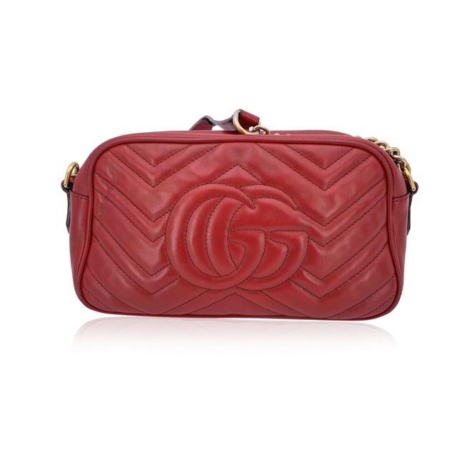 Empfohlener Verkaufspreis
Diese wunderschöne Tasche wird mit einem Qualitätzertifikat von Entrupy geliefert. Das Zertifikat wird ohne weitere Kosten zur Verfügung gestellt. Tauchen Sie ein in zeitlose italienische Eleganz mit dieser kleinen Gucci GG Marmont Schultertasche – ein begehrtes Symbol aus der gefeierten Marmont-Linie des Hauses. Die Tasche aus weichem rotem Matelassé-Leder zeigt das charakteristische Chevron-Motiv von Gucci, das dezent durch ein aufgenähtes GG-Logo auf der Rückseite unterbrochen wird – eine diskrete Anspielung auf das geschichtsträchtige Erbe der Marke. Auf der Vorderseite verleiht das goldfarbene GG-Emblem genau den richtigen Hauch von kühnem Luxus, während der Reißverschluss oben die schlanke, strukturierte Silhouette bewahrt. Der verstellbare Kettenriemen aus Leder und goldfarbenem Metall ermöglicht vielseitige Tragemöglichkeiten – tragen Sie die Tasche über der Schulter oder crossbody für freie Hände. Im Inneren beherbergt ein weiches Mikrofaserfutter mit wildlederähnlicher Textur eine praktische Seitentasche, und das Markenetikett „Gucci – Made in Italy“ mit der Seriennummer auf der Rückseite bestätigt ihre Qualität. Ein moderner Klassiker mit Vintage-Charme: Diese GG Marmont Small ist ein Stück, das seine eigene Geschichte erzählt – eine, die Sie gerne weiterschreiben. Zustandsbewertung: B – SEHR GUTER ZUSTAND. Zustandsdetails: Wenig getragen. Minimale Gebrauchsspuren am Innenfutter. Etwas dunkle Stellen und Flecken am Innenfutter. Bitte sehen Sie sich die Fotos sorgfältig an und fragen Sie nach, wenn Sie weitere Details benötigen oder Fragen haben. Maße (cm): Tiefe: 6,4 Höhe: 12,7 Länge: 24,1 Weitere Details: Staubbeutel? Nein Schlüssel? Nein Box? Nein Maße: Breite: 64 mm Länge: 241 mm Höhe: 127 mm
