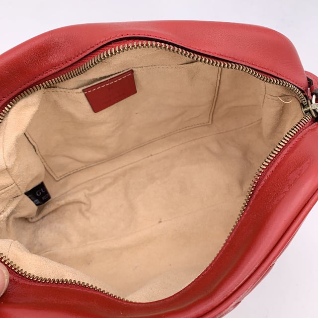 Empfohlener Verkaufspreis
Diese wunderschöne Tasche wird mit einem Qualitätzertifikat von Entrupy geliefert. Das Zertifikat wird ohne weitere Kosten zur Verfügung gestellt. Tauchen Sie ein in zeitlose italienische Eleganz mit dieser kleinen Gucci GG Marmont Schultertasche – ein begehrtes Symbol aus der gefeierten Marmont-Linie des Hauses. Die Tasche aus weichem rotem Matelassé-Leder zeigt das charakteristische Chevron-Motiv von Gucci, das dezent durch ein aufgenähtes GG-Logo auf der Rückseite unterbrochen wird – eine diskrete Anspielung auf das geschichtsträchtige Erbe der Marke. Auf der Vorderseite verleiht das goldfarbene GG-Emblem genau den richtigen Hauch von kühnem Luxus, während der Reißverschluss oben die schlanke, strukturierte Silhouette bewahrt. Der verstellbare Kettenriemen aus Leder und goldfarbenem Metall ermöglicht vielseitige Tragemöglichkeiten – tragen Sie die Tasche über der Schulter oder crossbody für freie Hände. Im Inneren beherbergt ein weiches Mikrofaserfutter mit wildlederähnlicher Textur eine praktische Seitentasche, und das Markenetikett „Gucci – Made in Italy“ mit der Seriennummer auf der Rückseite bestätigt ihre Qualität. Ein moderner Klassiker mit Vintage-Charme: Diese GG Marmont Small ist ein Stück, das seine eigene Geschichte erzählt – eine, die Sie gerne weiterschreiben. Zustandsbewertung: B – SEHR GUTER ZUSTAND. Zustandsdetails: Wenig getragen. Minimale Gebrauchsspuren am Innenfutter. Etwas dunkle Stellen und Flecken am Innenfutter. Bitte sehen Sie sich die Fotos sorgfältig an und fragen Sie nach, wenn Sie weitere Details benötigen oder Fragen haben. Maße (cm): Tiefe: 6,4 Höhe: 12,7 Länge: 24,1 Weitere Details: Staubbeutel? Nein Schlüssel? Nein Box? Nein Maße: Breite: 64 mm Länge: 241 mm Höhe: 127 mm