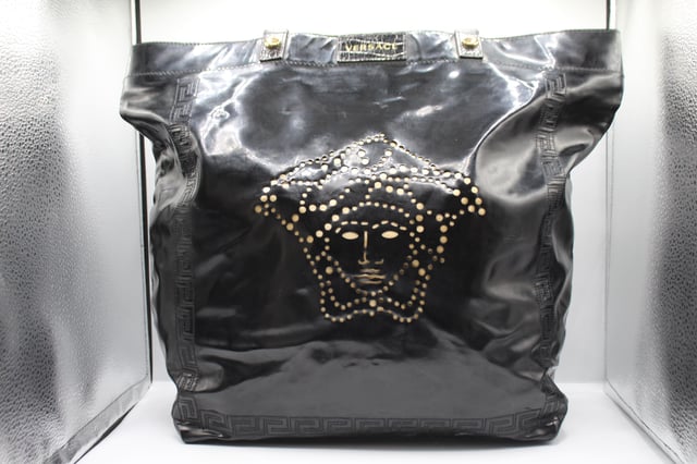 VINTAGE, RRP AS NEW
LARGE PEATENT LEATHER SHOULDER BAG
 PATENT LEATHER SHOULDER BAG
LOUBOUTIN BALLERINA CLUTCH WITH CHAIN. SHOWS VERY LIGHT SIGNS OF USE ON THE OUTSIDE, AND SIGNS OF WEAR ON THE INSIDE LINING.
Dimension: 370x110x330
SKU: 27762 / RFLT0018 / RFLT0018 
Versace PATENT LEATHER SHOULDER BAG
Color: black | black
Material: Leather | Patent calf leather
Condition: good
Size: One Size
Sign of wear: Yes
SKU: 399434 / OVSBBA027762W / RFLT0018 
Dimensions:  Length: 370 mm, Width: 110 mm, Height: 330 mm