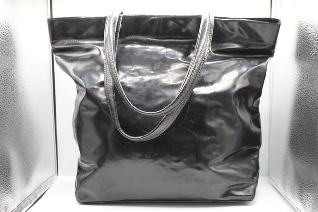 VINTAGE, RRP AS NEW
LARGE PEATENT LEATHER SHOULDER BAG
 PATENT LEATHER SHOULDER BAG
LOUBOUTIN BALLERINA CLUTCH WITH CHAIN. SHOWS VERY LIGHT SIGNS OF USE ON THE OUTSIDE, AND SIGNS OF WEAR ON THE INSIDE LINING.
Dimension: 370x110x330
SKU: 27762 / RFLT0018 / RFLT0018 
Versace PATENT LEATHER SHOULDER BAG
Color: black | black
Material: Leather | Patent calf leather
Condition: good
Size: One Size
Sign of wear: Yes
SKU: 399434 / OVSBBA027762W / RFLT0018 
Dimensions:  Length: 370 mm, Width: 110 mm, Height: 330 mm
