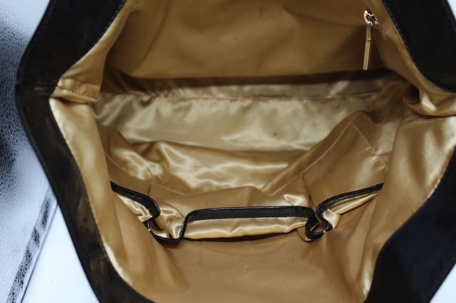 VINTAGE, RRP AS NEW
LARGE PEATENT LEATHER SHOULDER BAG
 PATENT LEATHER SHOULDER BAG
LOUBOUTIN BALLERINA CLUTCH WITH CHAIN. SHOWS VERY LIGHT SIGNS OF USE ON THE OUTSIDE, AND SIGNS OF WEAR ON THE INSIDE LINING.
Dimension: 370x110x330
SKU: 27762 / RFLT0018 / RFLT0018 
Versace PATENT LEATHER SHOULDER BAG
Color: black | black
Material: Leather | Patent calf leather
Condition: good
Size: One Size
Sign of wear: Yes
SKU: 399434 / OVSBBA027762W / RFLT0018 
Dimensions:  Length: 370 mm, Width: 110 mm, Height: 330 mm