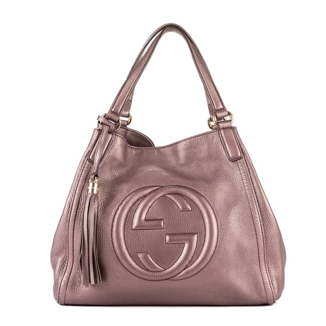 Gucci Bolsas Soho Medium Bolso bandolera en Púrpura Piel de becerro y Oro hardware. El producto esta en Perfectas Condiciones (AA).
  Dimensiones: 33.5x30x11 cm 
  Accesorios incluidos: Tassel
  
  BrandCo Paris encuentra artículos raros y en las mejores condiciones a precios increíbles. ¡Vale la pena tener paciencia! Compra con confianza: todos los artículos de BrandCo Paris son seleccionados y autenticados cuidadosamente por nuestro equipo de expertos.
  Todos los artículos vienen con un certificado de autenticidad y un embalaje entregado por BrandCo Paris.
  Tabla de clasificación de la condición del artículo
  N (como nuevo)
  AA (perfecto estado)
  A (excelente estado)
  AB (muy buen estado)
  B (bueno/regular)
