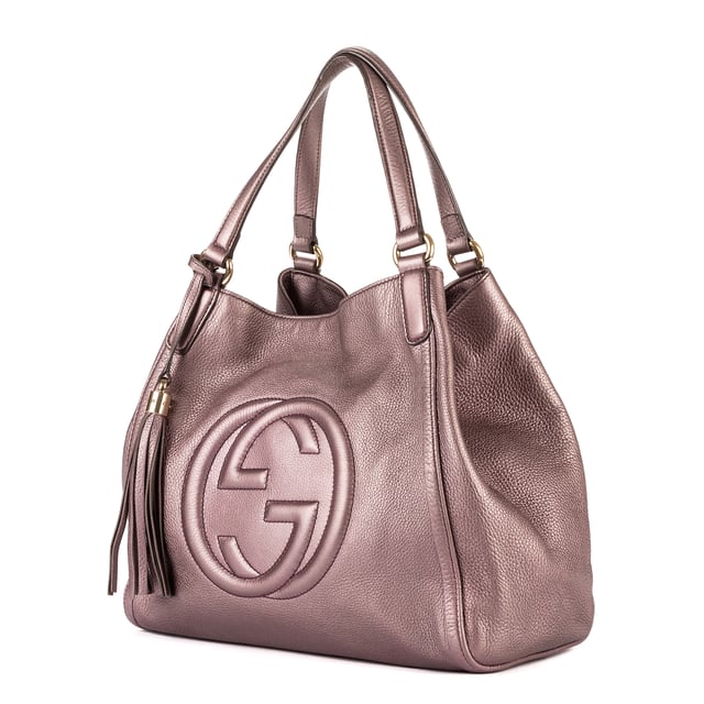 Gucci Bolsas Soho Medium Bolso bandolera en Púrpura Piel de becerro y Oro hardware. El producto esta en Perfectas Condiciones (AA).
  Dimensiones: 33.5x30x11 cm 
  Accesorios incluidos: Tassel
  
  BrandCo Paris encuentra artículos raros y en las mejores condiciones a precios increíbles. ¡Vale la pena tener paciencia! Compra con confianza: todos los artículos de BrandCo Paris son seleccionados y autenticados cuidadosamente por nuestro equipo de expertos.
  Todos los artículos vienen con un certificado de autenticidad y un embalaje entregado por BrandCo Paris.
  Tabla de clasificación de la condición del artículo
  N (como nuevo)
  AA (perfecto estado)
  A (excelente estado)
  AB (muy buen estado)
  B (bueno/regular)